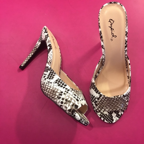 🐍 Snakeskin is IN! Qupid mule slide with 4” heel - Picture 2 of 4